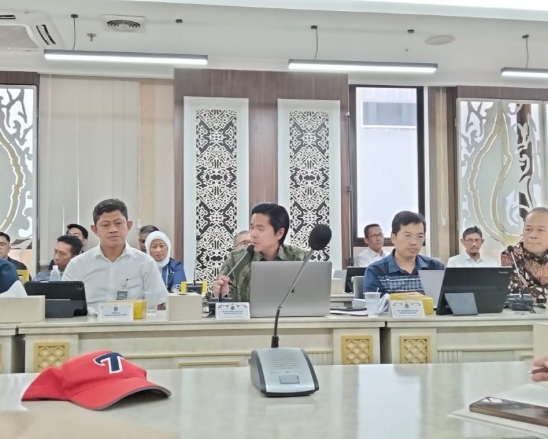 Direktur EIGER Imanuel Wirajaya mewakili CEO EIGER,Ronny Lukito saat mengikuti Rapat Gabungan membahas Pengelolaan Lingkungan Hidup, Kehutanan, dan Perkebunan di Jawa Barat, Selasa, (15/4/2025), di Ruang Rapat Bamus DPRD Jabar, jalan Diponegoro, Kota Bandung. 