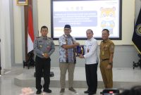 Walikota Bandung Muhammad Farhan saat saat menerima simbolis kerjasama dari Kakanwil Ditjen PAS Jabar Kusnali yang didampingi Karutan Bandung Pance Daniel dan Kadisnaker pada acara pembukaan pelatihan keterampilan warga binaan di Rutan Kelas 1 Bandung 