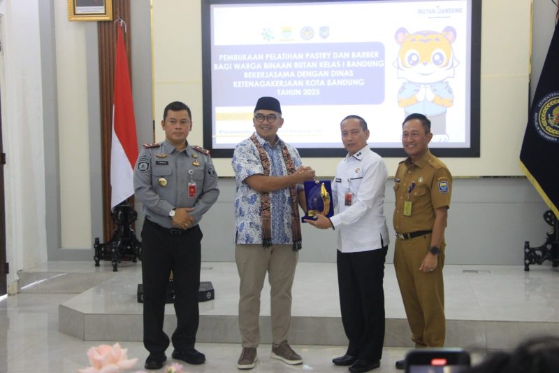 Walikota Bandung Muhammad Farhan saat saat menerima simbolis kerjasama dari Kakanwil Ditjen PAS Jabar Kusnali yang didampingi Karutan Bandung Pance Daniel dan Kadisnaker pada acara pembukaan pelatihan keterampilan warga binaan di Rutan Kelas 1 Bandung 