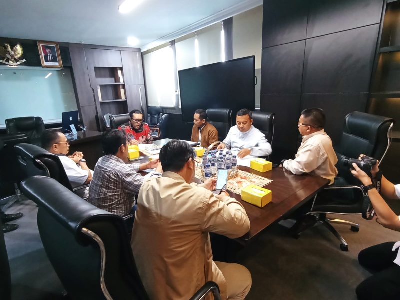 Wakil Ketua DPRD Jawa Barat,Ono saat menerima Kepala Wilayah AJB Bumi Putera 1912 Jawa Barat dan jajaran di kantornya, Senin (19/5).