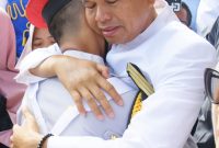 Tali kasih orang tua dan siswa Bela Negara di halaman depan Gedung Sate, Kota Bandung, Selasa (20/5/2025).