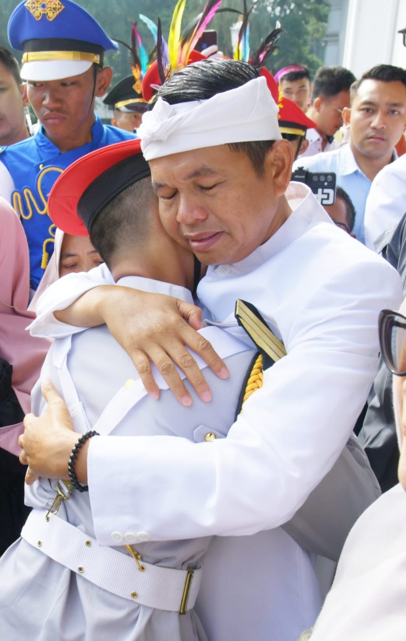 Tali kasih orang tua dan siswa Bela Negara di halaman depan Gedung Sate, Kota Bandung, Selasa (20/5/2025).