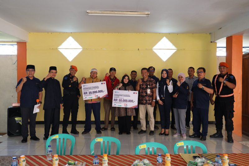 Tim TJSL Daop 2 Bandung Salurkan Bantuan Sebesar Rp 299 Juta Melalui Program Bina Lingkungan.