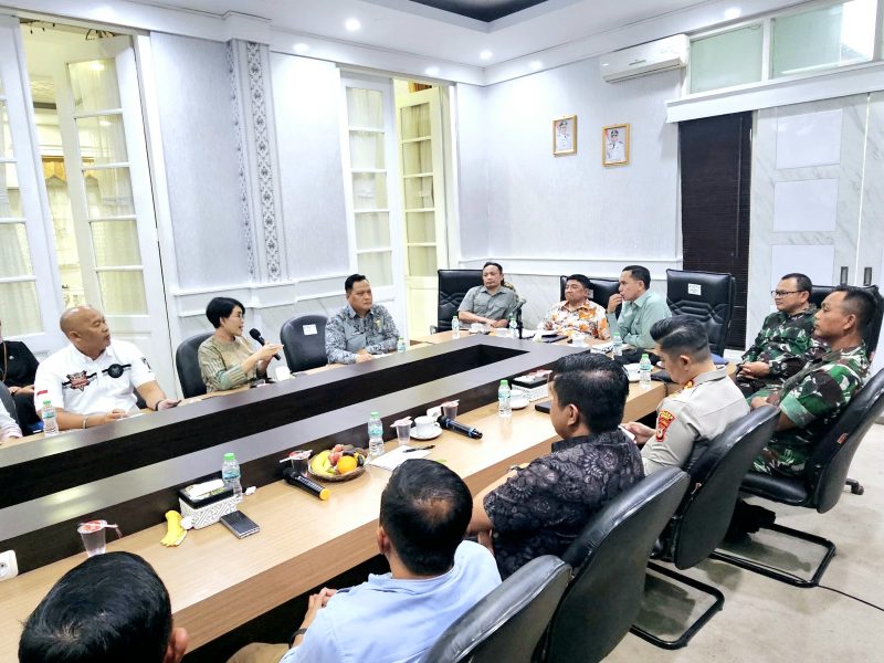 Ketua APINDO Jabar Ning Wahyu Astutik saat melakukan rapat bersama jajaran strategis, mulai dari Polda Jabar, Korem 062 Tarumanegara, Forkopimda Garut, hingga para pelaku usaha, membahas terkait penanganan permasalahan premanisme di Garut.