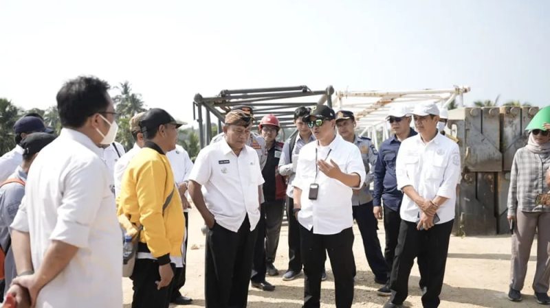 Kepala Dinas Pariwisata dan Kebudayaan Provinsi Jawa Barat Iendra Sofyan meninjau kawasan destinasi wisata Pantai Batukaras, Kecamatan Cijulang, Kabupaten Pangandaran, 4-5 Juni 2025.