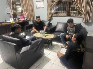 Petugas Lapas saat mengamankan sejumlah orang terkait aksi drone yang melintasi Gedung Lapas Jelekong Bandung 