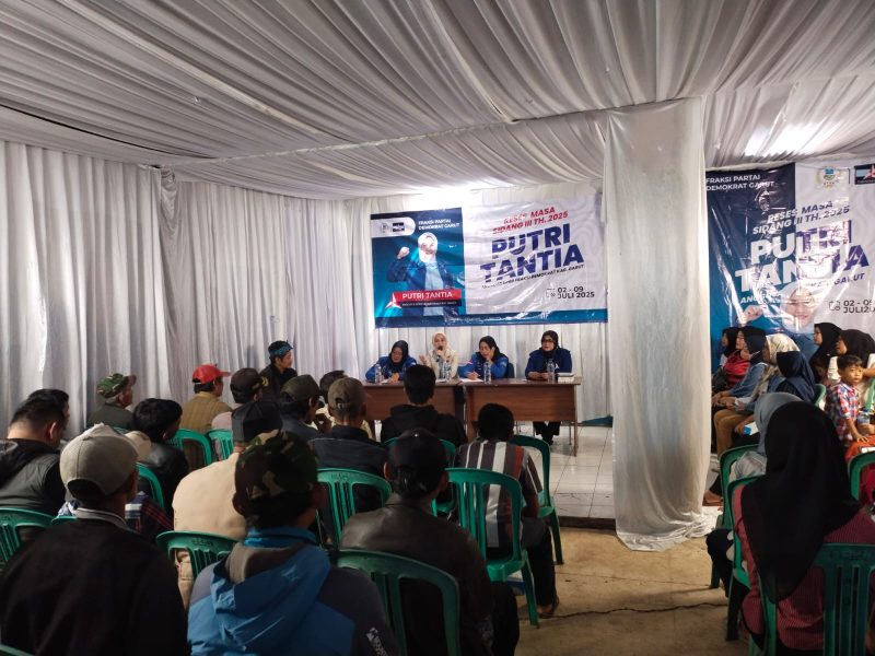 Reses hari terakhir anggota DPRD Garut Putri Tantia di rumah aspirasi Kecamatan Limbangan Garut.