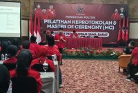 DPD PDI Perjuangan Jawa Barat menggelar Pelatihan Keprotokolan dan Master of Ceremony (MC) untuk kader muda di Hotel Horison, Jalan Pelajar Pejuang 45 No.1 Bandung, Minggu (13/7).