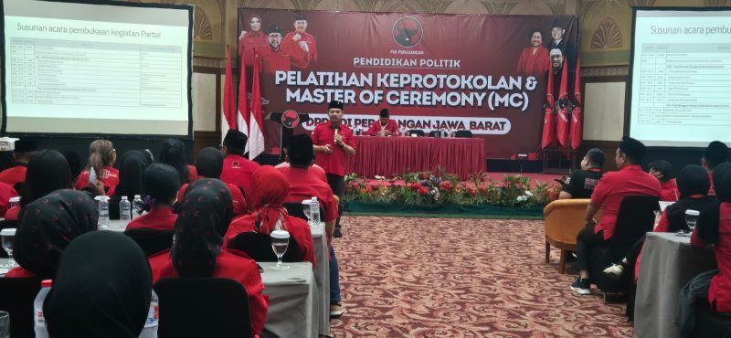 DPD PDI Perjuangan Jawa Barat menggelar Pelatihan Keprotokolan dan Master of Ceremony (MC) untuk kader muda di Hotel Horison, Jalan Pelajar Pejuang 45 No.1 Bandung, Minggu (13/7).