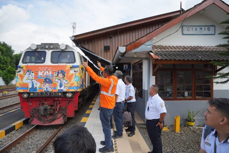 PT Kereta Api Indonesia (Persero) Daerah Operasi 2 Bandung mengumumkan bahwa mulai Selasa, 15 Juli 2025, Kereta Api Argo Wilis relasi Bandung - Surabaya Gubeng PP resmi berhenti di Stasiun Ciamis, Jawa Barat.