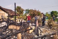 Anggota DPRD Kabupaten Garut dari Fraksi PDI Perjuangan, Yudha Puja Turnawan, menyambangi lokasi kebakaran yang menimpa salah satu warga di Kampung Rincang RT 02 RW 04, Desa Cigagade, Kecamatan Limbangan, Selasa (15/7/2025).