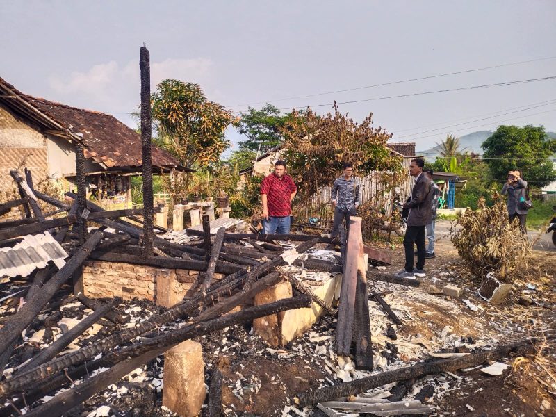 Anggota DPRD Kabupaten Garut dari Fraksi PDI Perjuangan, Yudha Puja Turnawan, menyambangi lokasi kebakaran yang menimpa salah satu warga di Kampung Rincang RT 02 RW 04, Desa Cigagade, Kecamatan Limbangan, Selasa (15/7/2025).