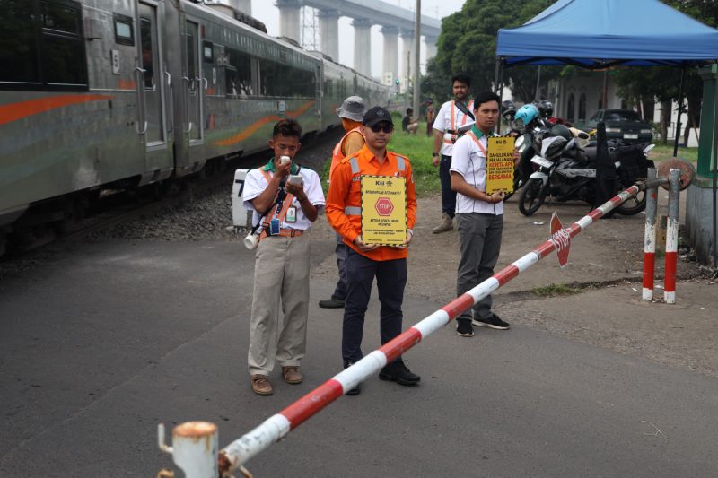 KAI Daop 2 Bandung ingatkan disiplin berlalulintas, kunci keselamatan di perlintasan sebidang.