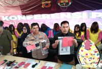 Ditreskrimum Polda Jabar saat menggelar jumpa pers terkait kasus penjualan bayi jaringan internasional di Mapolda Jabar pada Kamis (17/7/2025).