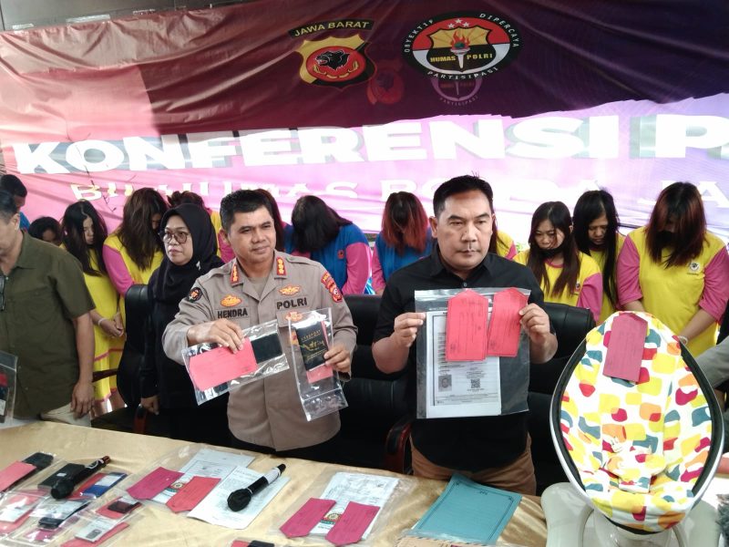 Ditreskrimum Polda Jabar saat menggelar jumpa pers terkait kasus penjualan bayi jaringan internasional di Mapolda Jabar pada Kamis (17/7/2025).