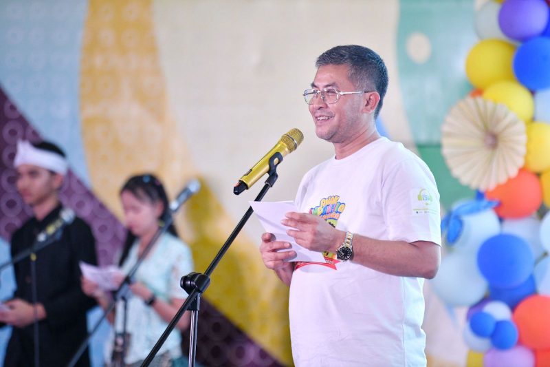 Wakil Gubernur Jawa Barat Erwan Setiawan Memberikan Sambutan pada Acara Peringatan Hari Anak Nasional (HAN) Tingkat Provinsi Jawa Barat di Sport Jabar Arcamanik Jl. Pacuan Kuda, Sukamiskin, Kota Bandung, Minggu (27/7/2025).