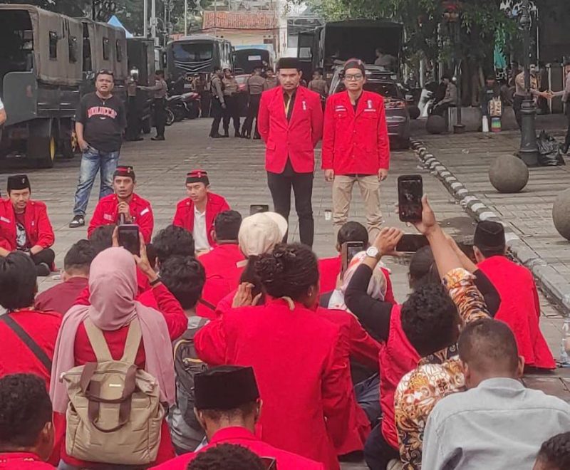 Kongres XXII Gerakan Mahasiswa Nasional Indonesia (GMNI) di samping Gedung Merdeka,Kota Bandung.