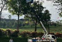 Petugas Dinas Perhubungan (Dishub) Jawa Barat,sedang memperbaiki fasilitas lalu lintas berupa Penerangan Jalan Umum (PJU) di ruas jalan Provinsi,Jalan Batas Bandung – Subang, Kabupaten Subang.