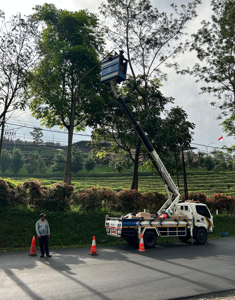 Petugas Dinas Perhubungan (Dishub) Jawa Barat,sedang memperbaiki fasilitas lalu lintas berupa Penerangan Jalan Umum (PJU) di ruas jalan Provinsi,Jalan Batas Bandung – Subang, Kabupaten Subang.