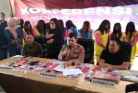 Ditreskrimum Polda Jabar saat menggelar jumpa pers terkait kasus penjualan bayi jaringan internasional di Mapolda Jabar pada Kamis (17/7/2025).
