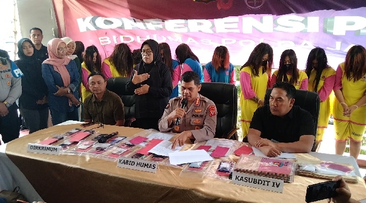 Ditreskrimum Polda Jabar saat menggelar jumpa pers terkait kasus penjualan bayi jaringan internasional di Mapolda Jabar pada Kamis (17/7/2025).