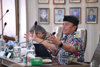 Sekda Jabar Herman Suryatman menghadiri rapat Koordinasi dan Akselerasi Pengembangan Kawasan Perkotaan Cekungan Bandung di Ruang Soehoed Warnaen Lt.3, Bappeda Jabar Jalan Ir. H. Juanda No. 287, Kota Bandung, Jumat (1/8/2025).