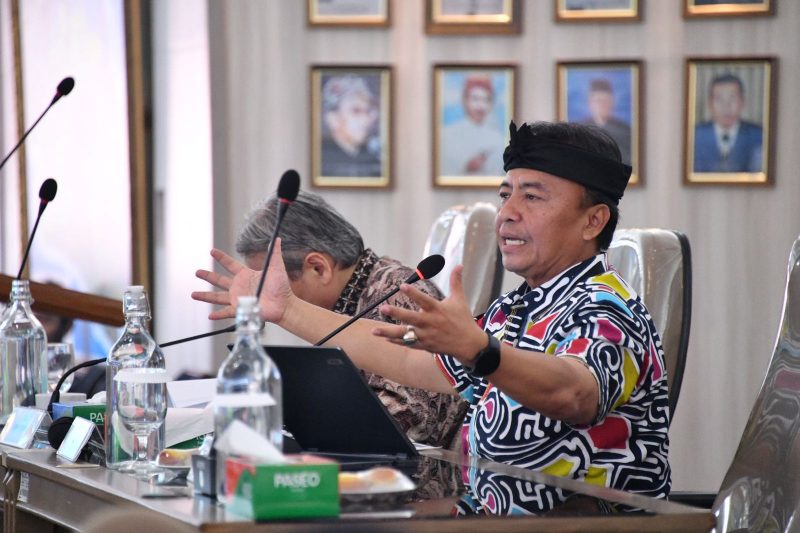 Sekda Jabar Herman Suryatman menghadiri rapat Koordinasi dan Akselerasi Pengembangan Kawasan Perkotaan Cekungan Bandung di Ruang Soehoed Warnaen Lt.3, Bappeda Jabar Jalan Ir. H. Juanda No. 287, Kota Bandung, Jumat (1/8/2025).