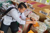 Satgas Pangan Direktorat Reserse Kriminal Khusus (Ditkrimsus) Polda Jawa Barat mengungkap kasus produksi dan peredaran beras yang tidak sesuai standar mutu.