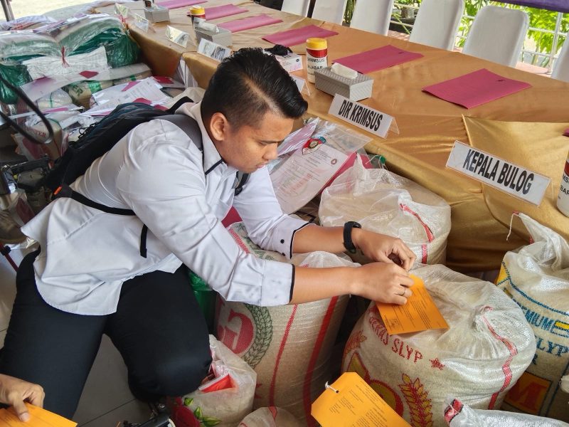 Satgas Pangan Direktorat Reserse Kriminal Khusus (Ditkrimsus) Polda Jawa Barat mengungkap kasus produksi dan peredaran beras yang tidak sesuai standar mutu.