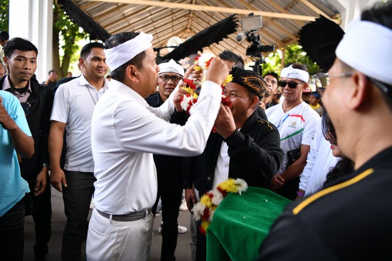Gubernur Jawa Barat Dedi Mulyadi menyambut Kontingen Jawa Barat pada FORNAS VIII di Bale Asri Pusdai Provinsi Jawa Barat, Kota Bandung, Kamis (7/8/2025).