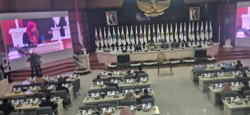 Seluruh anggota Fraksi PDI Perjuangan DPRD Jawa Barat, termasuk Wakil Ketua DPRD Jawa Barat Ono Surono kompak tidak menghadiri rapat paripurna yang digelar di Gedung DPRD Jawa Barat, Jumat (15/8).