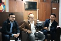 Kuasa Hukum NAT, Zaideni Herdiyasin didampingi Rio Damas Putra dan Alby Satriaji menyampaikan bahwa kliennya telah melaporkan KDRT ini ke Polrestabes Bandung unit PPA dengan terlapor ustaz EE di Jalan Pratisata Barat IV, Antapani, Selasa (26/8/2025).