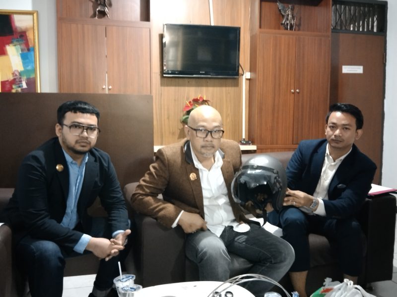 Kuasa Hukum NAT, Zaideni Herdiyasin didampingi Rio Damas Putra dan Alby Satriaji menyampaikan bahwa kliennya telah melaporkan KDRT ini ke Polrestabes Bandung unit PPA dengan terlapor ustaz EE di Jalan Pratisata Barat IV, Antapani, Selasa (26/8/2025).