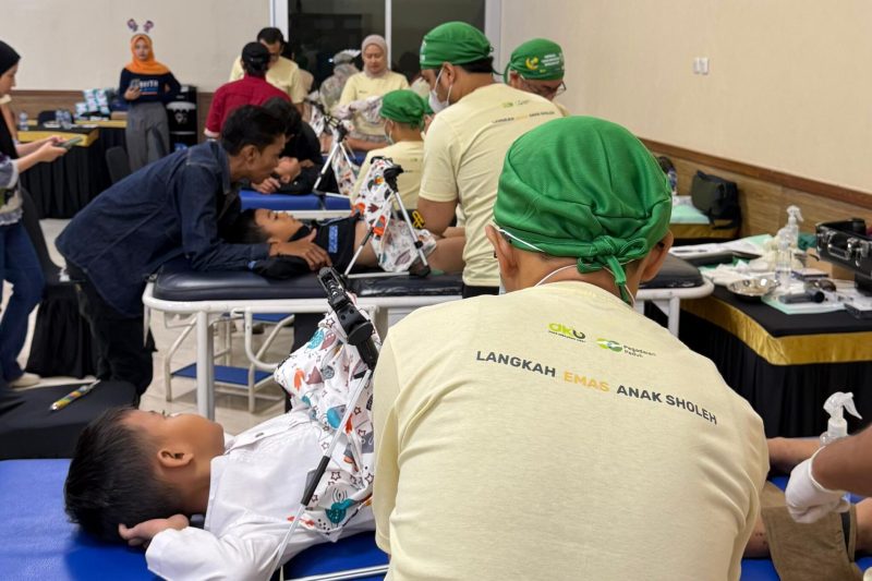 Proses kegiatan Khitanan Massal yang digelar PT Pegadaian Kanwil X Jabar. Foto: Istimewa