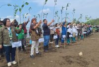 Foto bersama saat penanaman mangrove di Pantai Karangsong. Foto: Istimewa