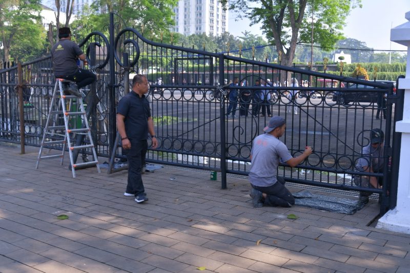 Pasca demonstrasi, fasilitas umum di sekitar Gedung Sate dan DPRD Jabar mulai dibersihkan.