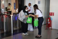 Sambut Hari Pelanggan Nasional, KAI Daop 2 Bandung Beri Kejutan Spesial untuk Pelanggan KA.