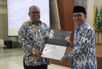 Yana Suristriawan, S.E., M.M, (kanan), Kepala UPTD Pusat Pengelolaan Pendapatan Daerah (P3DW) Wilayah Kota Tasikmalaya saat dinobatkan sebagai terbaik pertama 