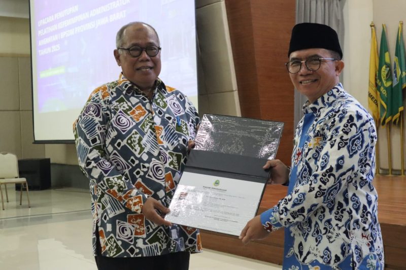 Yana Suristriawan, S.E., M.M, (kanan), Kepala UPTD Pusat Pengelolaan Pendapatan Daerah (P3DW) Wilayah Kota Tasikmalaya saat dinobatkan sebagai terbaik pertama 