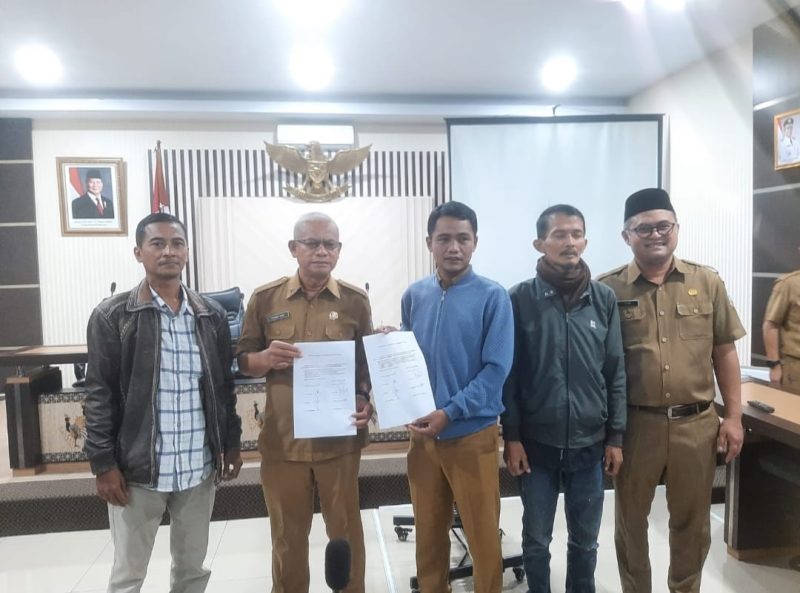 Warga Desa Cimaragas, Kecamatan Pangatikan, Kabupaten Garut, menyampaikan aspirasi penting kepada Pemerintah Kabupaten Garut,Aspirasi ini disampaikan oleh Forum Masyarakat Desa (FOMAD) Cimaragas yang diwakili oleh Koordinator Lapangan, Wasman, kepada Sekretaris Daerah (Sekda) Garut, Nurdin Yana, di Kantor Setda Garut, Selasa (9/9/2025).