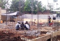 Para pekerja proyek pembangunan kantor Kecamatan Kersamanah saat bekerja tidak menggunakan APD.