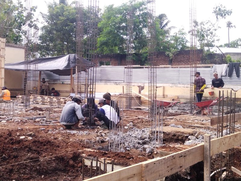 Para pekerja proyek pembangunan kantor Kecamatan Kersamanah saat bekerja tidak menggunakan APD.