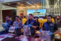 Direktorat Reserse Kriminal Khusus Polda Jabar berhasil mengungkap kasus korupsi penyalahgunaan dana bantuan pemerintah untuk kelompok wirausaha baru atau KWU yang ditujukan ke masyarakat terdampak Covid-19 di wilayah Karawang, Jabar.