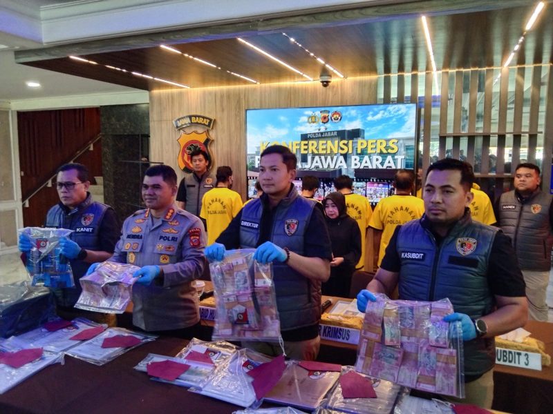 Direktorat Reserse Kriminal Khusus Polda Jabar berhasil mengungkap kasus korupsi penyalahgunaan dana bantuan pemerintah untuk kelompok wirausaha baru atau KWU yang ditujukan ke masyarakat terdampak Covid-19 di wilayah Karawang, Jabar.