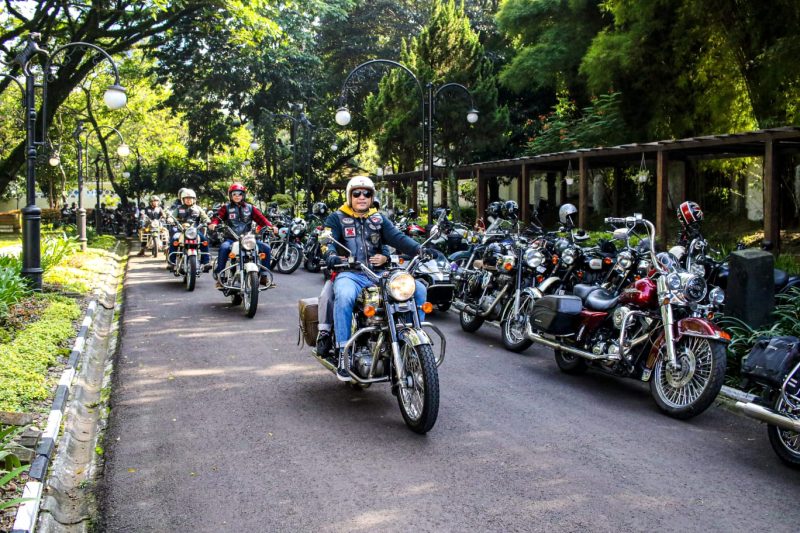 Ratusan Bikers Royal Enfield Ramaikan One Ride 2025 di Kota Bandung.