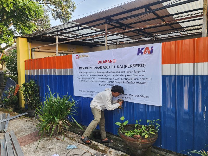 PT Kereta Api Indonesia (Persero) Daerah Operasi 2 Bandung kembali berhasil melakukan penertiban aset tanah dan bangunan berupa Rumah Perusahaan yang berlokasi di Jalan Natuna Nomor 57, Kelurahan Kebon Pisang, Kecamatan Sumur Bandung, Kota Bandung.