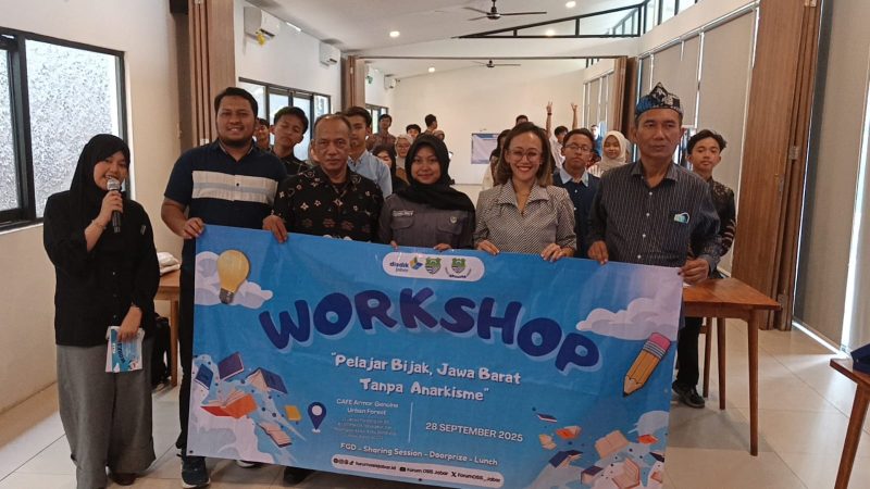 Forum OSIS Jawa Barat bekerja sama dengan Dinas Perlindungan Perempuan dan Anak (DPPA) Provinsi Jabar menggelar workshop iteratif yang diikuti puluhan pelajar dari berbagai sekolah. Acara berlangsung di salah satu kafe di Kota Bandung, Minggu (28/9/2025). 
