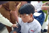 Siswa saat dilakukan penanganan medis oleh puskemas.