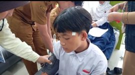 Siswa saat dilakukan penanganan medis oleh puskemas.