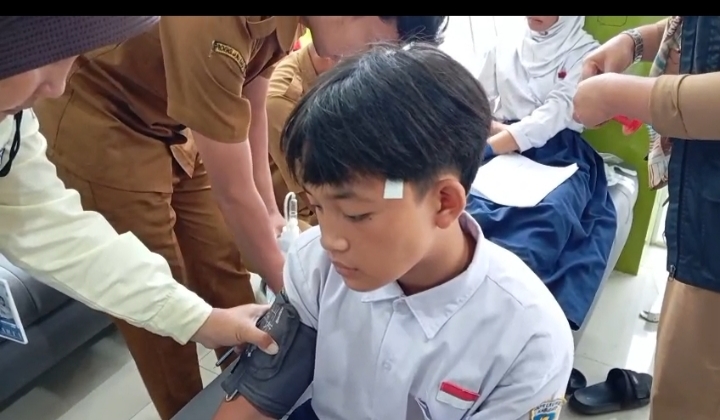 Siswa saat dilakukan penanganan medis oleh puskemas.